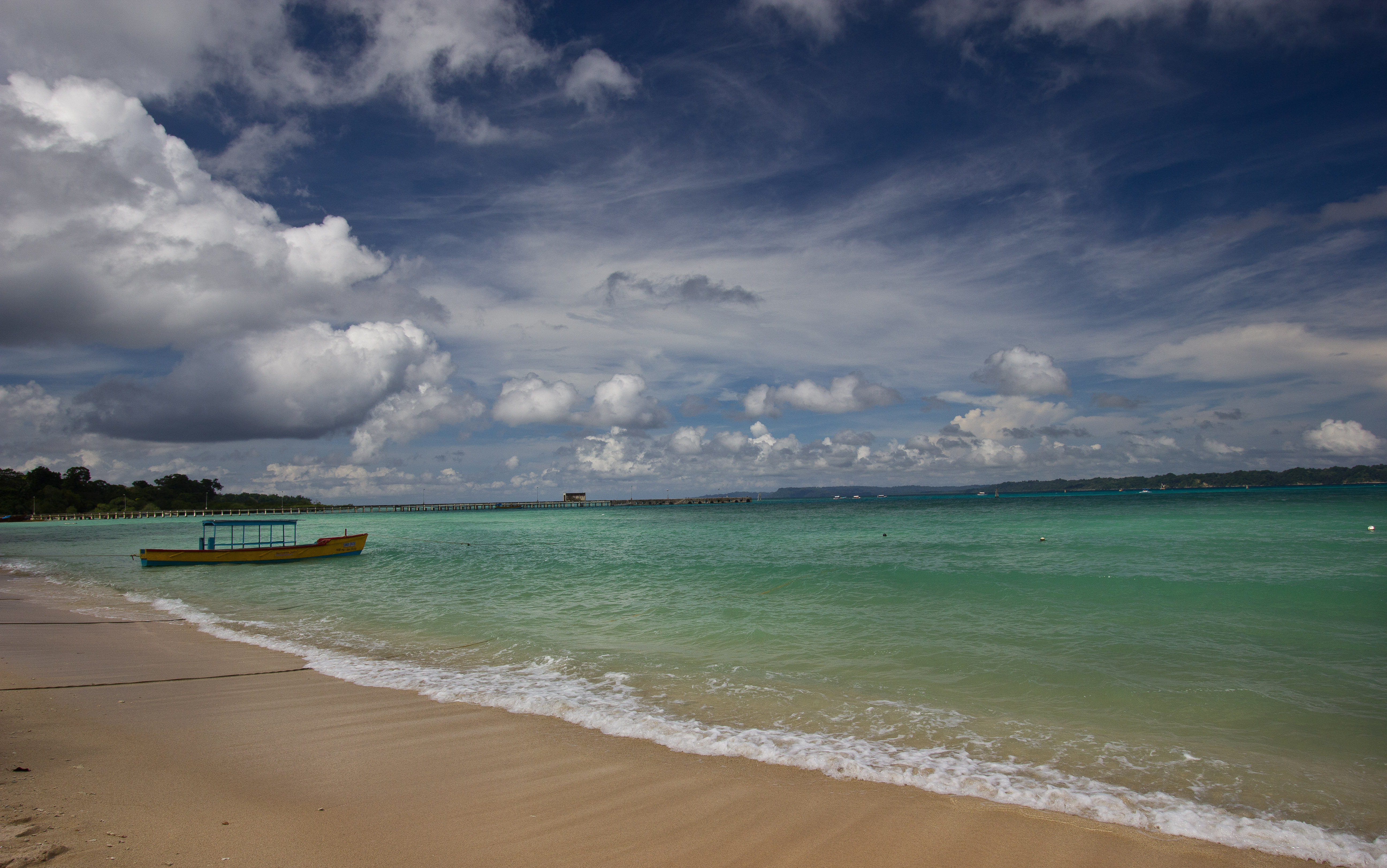 https://d3r8gwkgo0io6y.cloudfront.net/upload/Radhanagar beach2.jpg